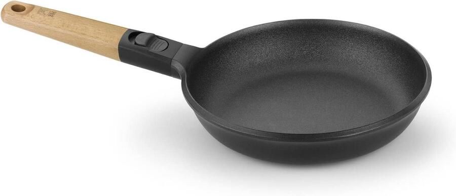 Braadpan 22 cm van gegoten aluminium met anti-aanbaklaag en afneembare houten handgreep geschikt voor inductie