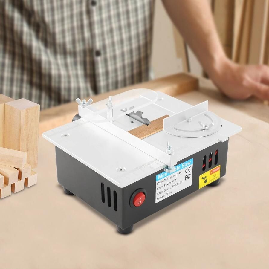 Dailygoods Mini-tafelzaag met 4 zaagbladen 7 snelheden verstelbaar kleine snijmachine 5000 RPM voor het snijden van PC