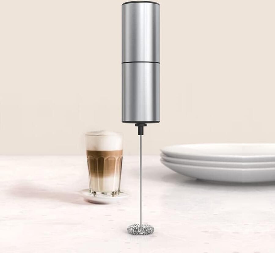 Deze op batterijen werkende melkschuimer koffieroerder van roestvrij staal is geschikt voor lattes smoothies en andere dranken. Hij wordt geleverd met een metalen standaard voor eenvoudig opbergen en gebruik. (Staal)