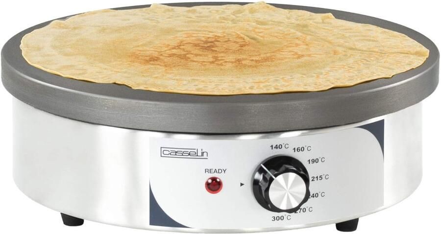Familie crêpemaker met grote gietijzeren plaat