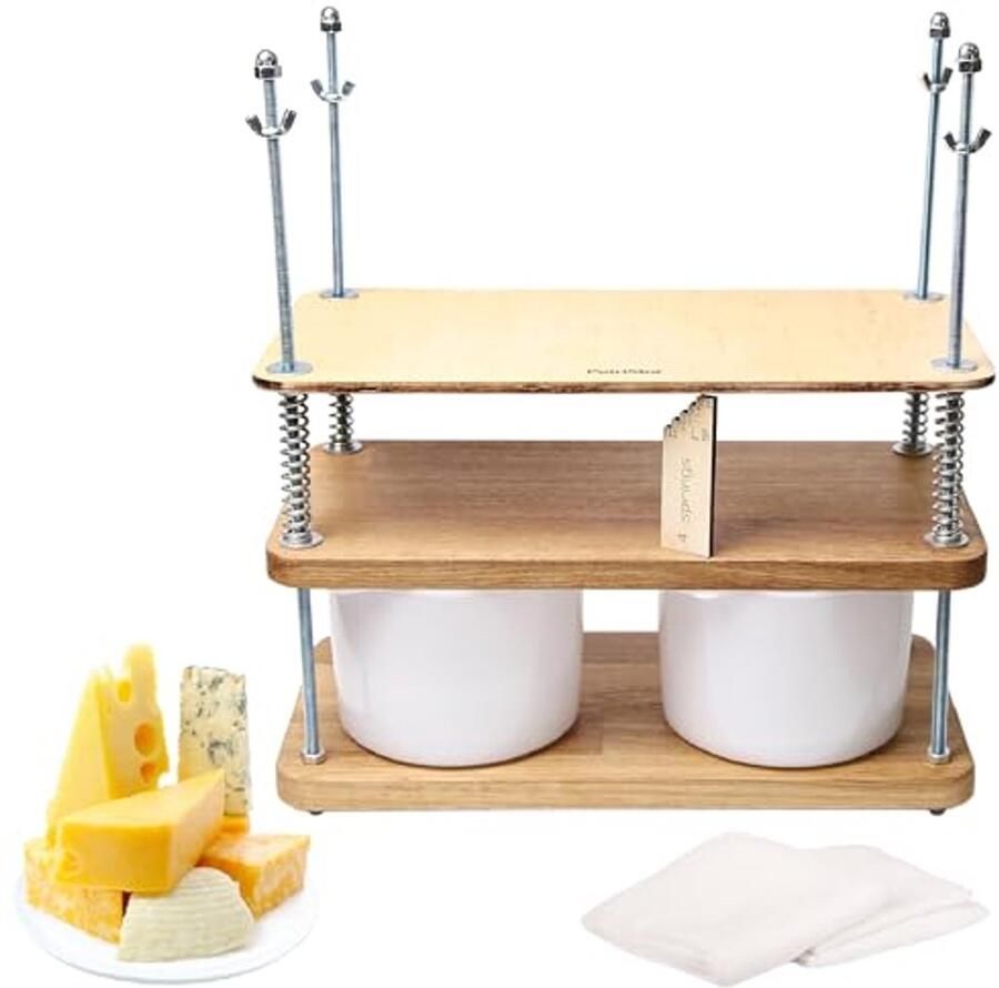 Houten kaaspersset voor zelf kaas maken met kaasvormen en accessoires