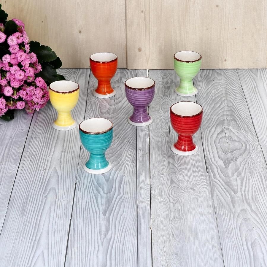 Kleurige set van 6 eierdopjes met voet Vaatwasmachinebestendig voor een stijlvolle ontbijttafel