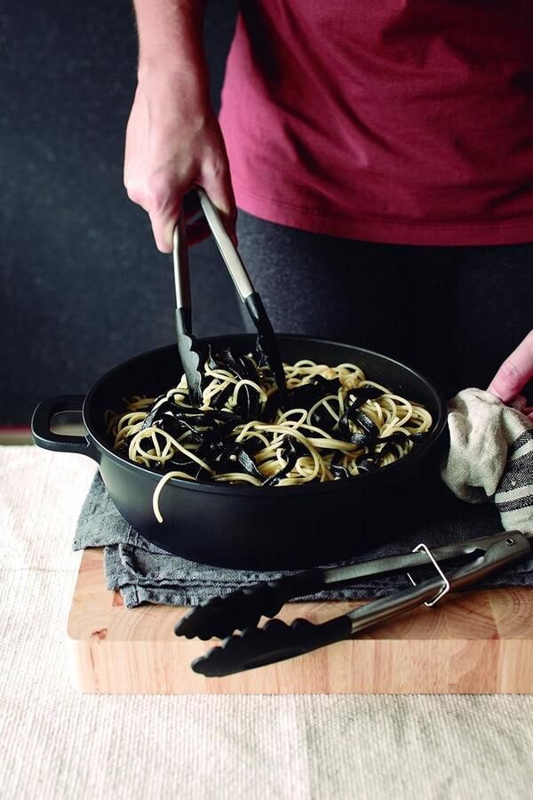 Lage Braadpan Gegoten Aluminium Pan Koken en Braden Gehamerde Afwerking 28 cm Diameter Zwart