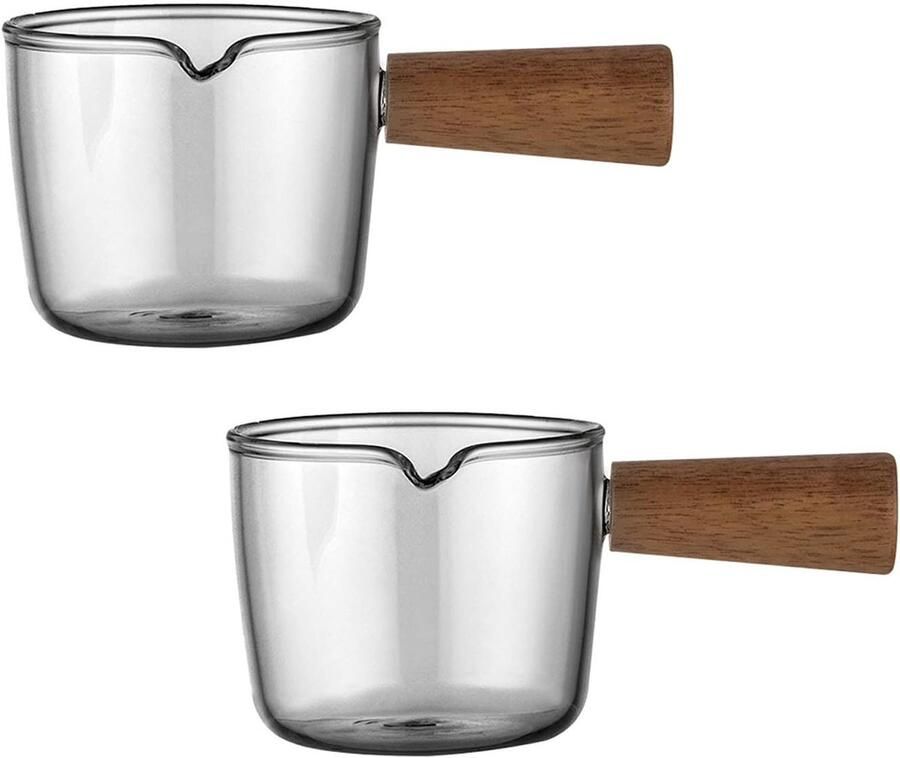 Melkbeker met houten handvat set met 2 glazen kannetjes voor melk of koffie melk saus 50 ml espressoglas transparant