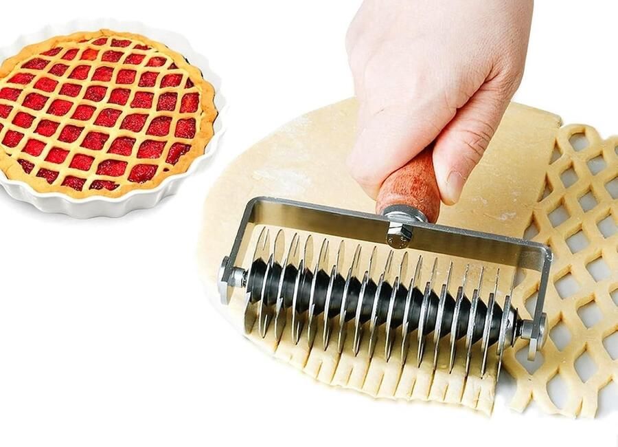 RVS deegsnijder met houten handvat ideaal voor het snijden van pizza- en taartdeeg perfect voor bakken en decoreren van gebak