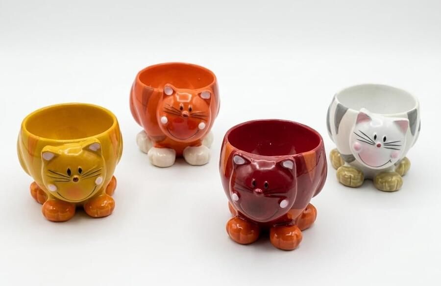 Set van 4 eierdopjes katten van polyhars grappige eierhouders met wiebelkop functie voor kinderen en het familieontbijt kleurrijke eierstandaard in 4 verschillende designs