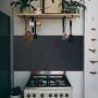 Spatscherm keuken Antraciet 90x45 cm Kookplaat achterwand Industrieel Metaallook Planken Muurbeschermer hittebestendig Spatwand inductiekookplaat Hoogwaardig aluminium Wanddecoratie - Thumbnail 2