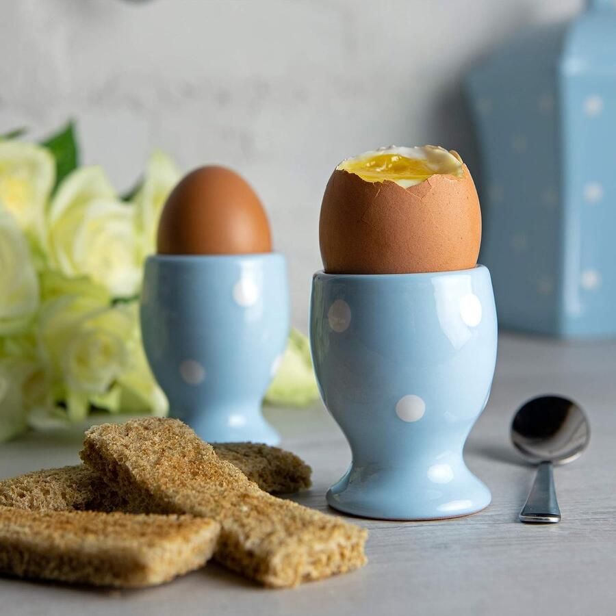 To Cottage Set van 2 Licht Hemelsblauw en Wit Polka Dot Stippen Handgemaakt Handgeschilderd Keramiek Eierdopjes Voor Harde Zachtgekookte Eieren