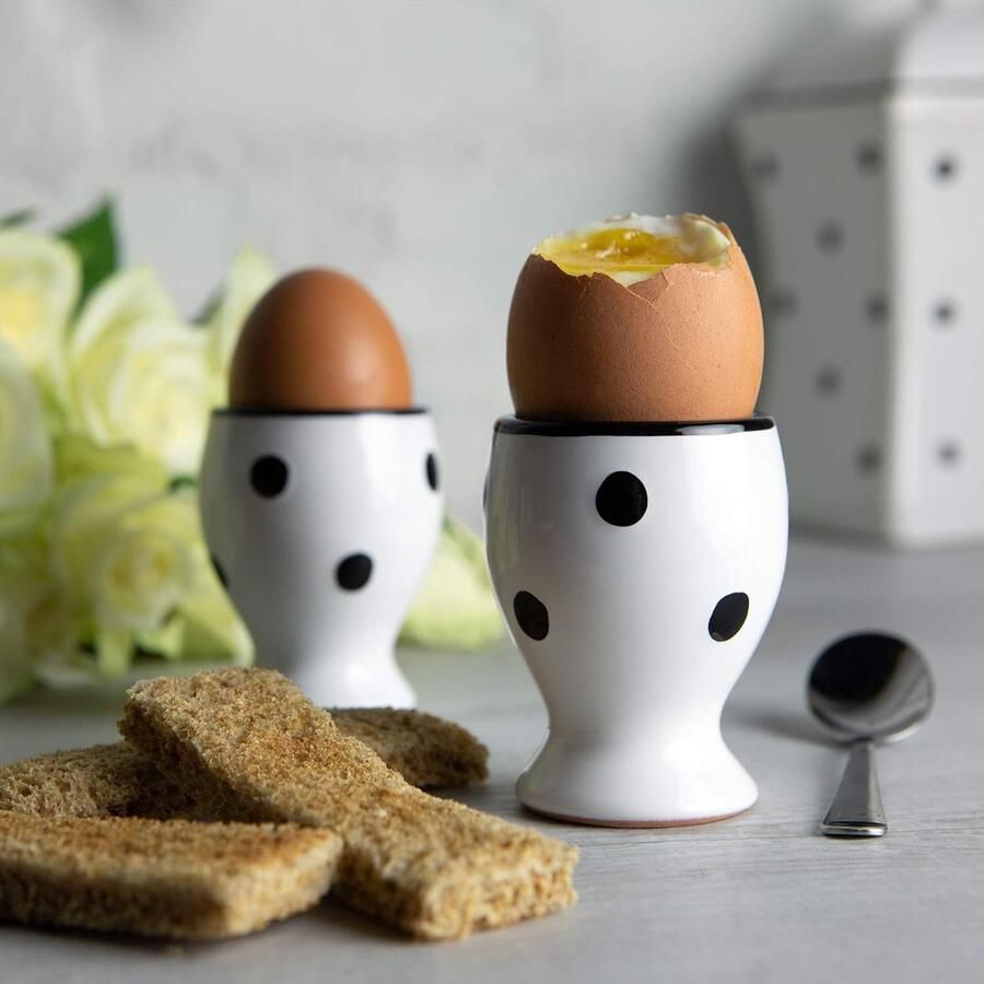 To Cottage Set van 2 Wit en Zwart Polka Dot Stippen Handgemaakt Handgeschilderd Keramiek Eierdopjes Voor Harde Zachtgekookte Eieren