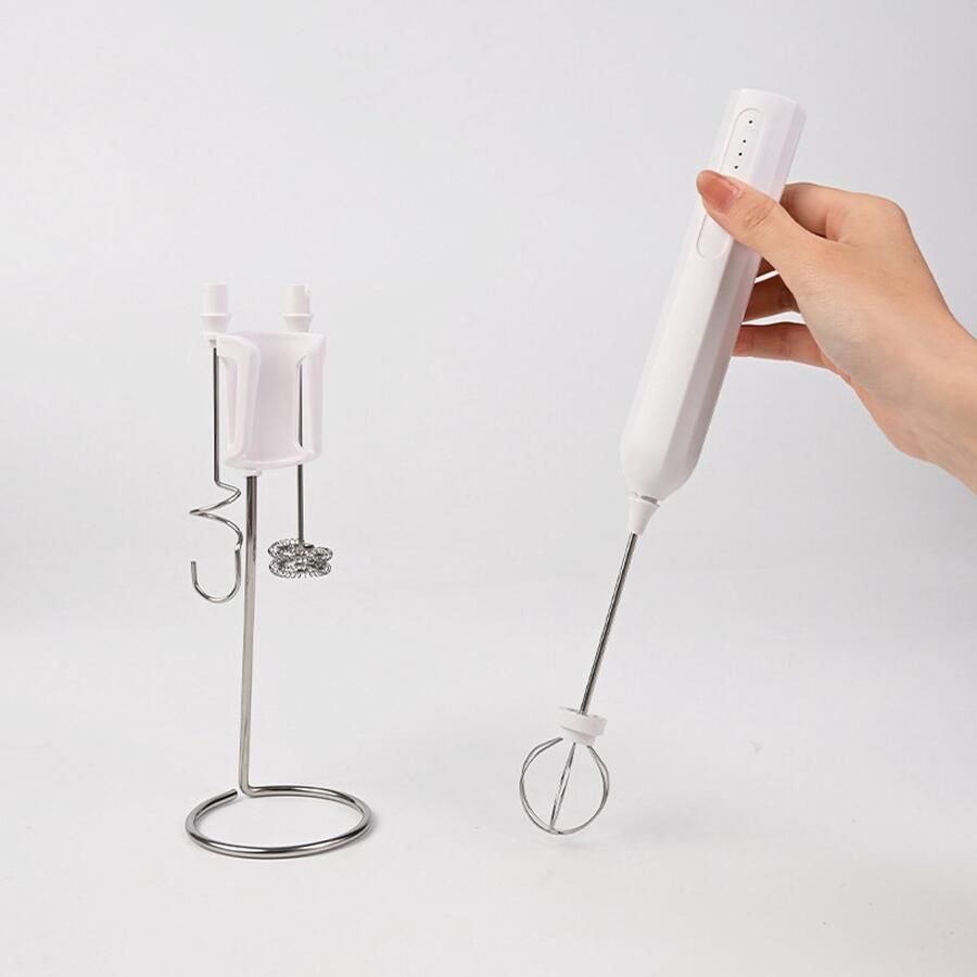 Witte oplaadbare elektrische melkopschuimer handmixer met standaard 2 roestvrijstalen opzetstukken voor koffie en bakken