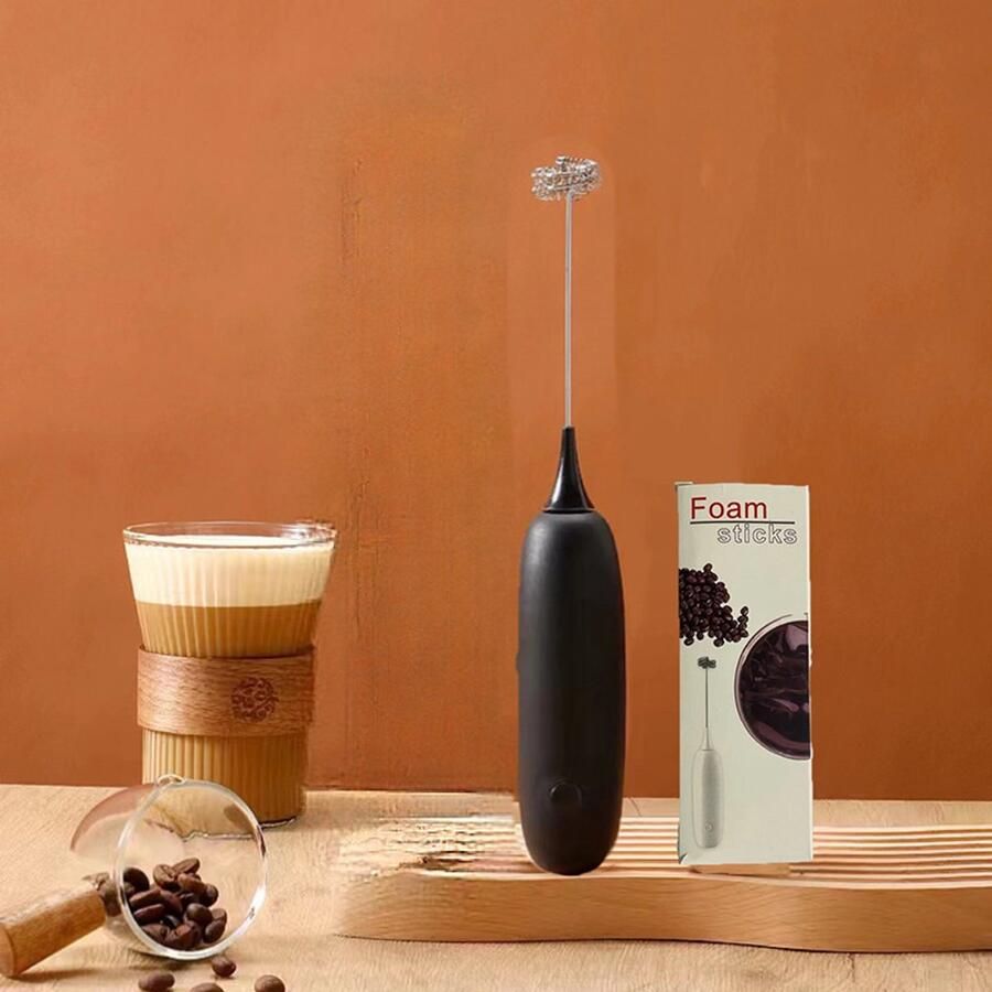 Zwarte elektrische melkopschuimer draadloze mini mixer voor koffie eiwit en milkshakes zonder batterij