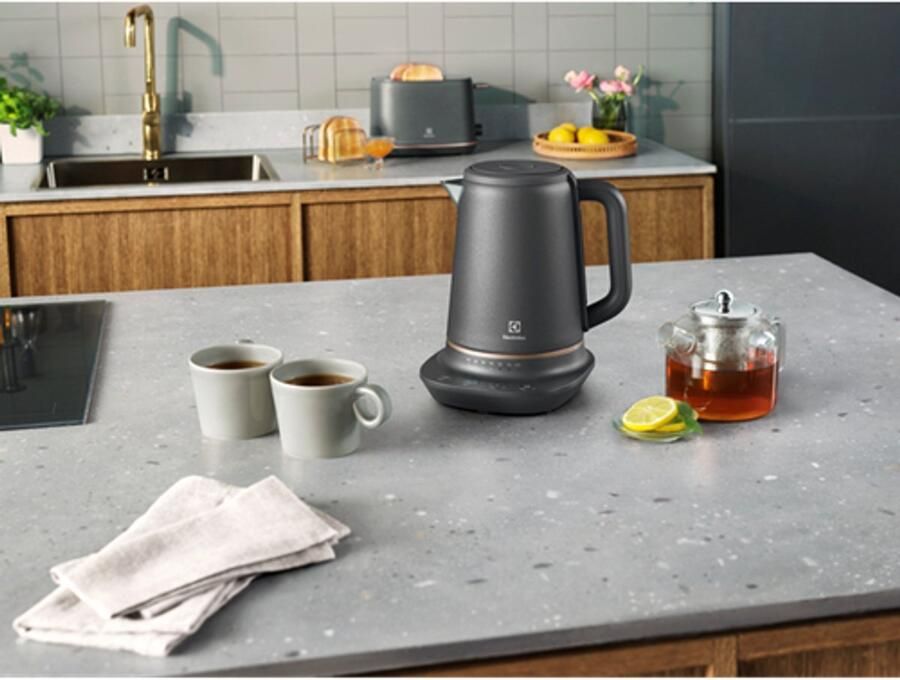 Electrolux E7K16BP waterkoker 1 7 l 2400 W Zwart Koper