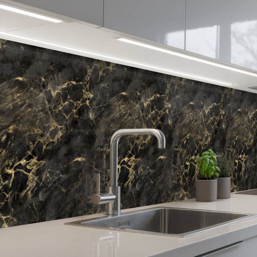 KitchenYeah Keuken achterwand 500x80 cm Spatscherm zelfklevend Zwart Marmer print Goud Nerf Muurbeschermer Spatwand fornuis