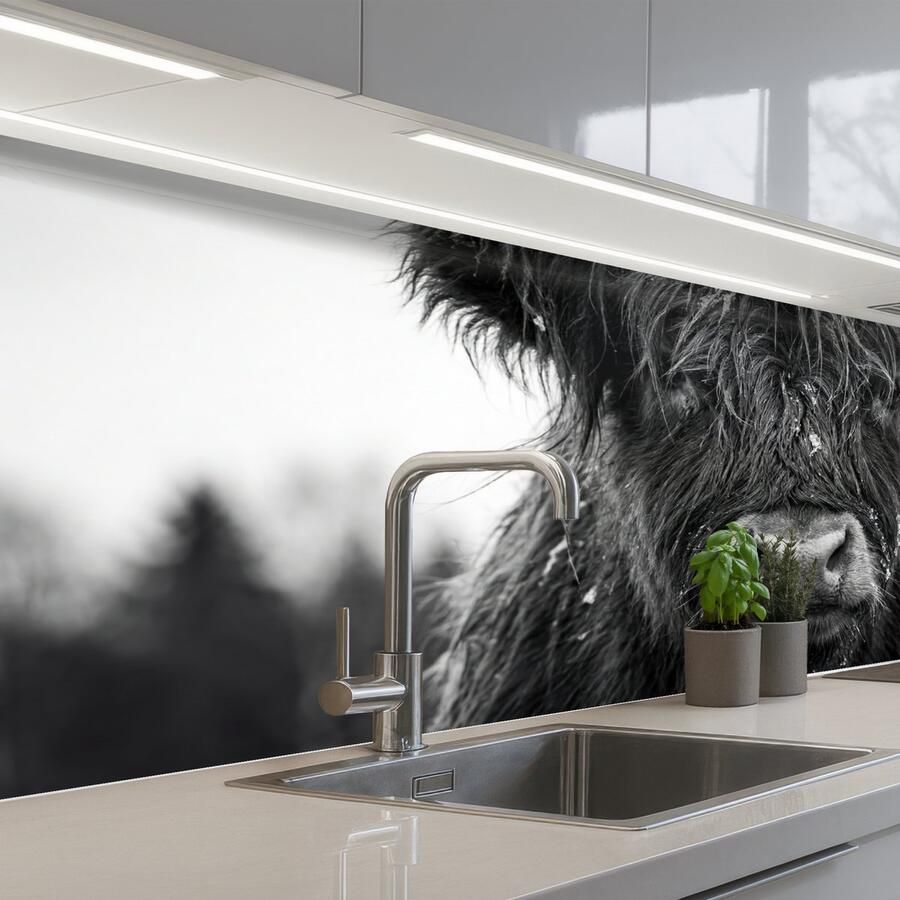 KitchenYeah Keuken achterwand 150x60 cm Spatscherm zelfklevend Schotse hooglander Zwart Wit Sneeuwvlokken Muurbeschermer Spatwand fornuis