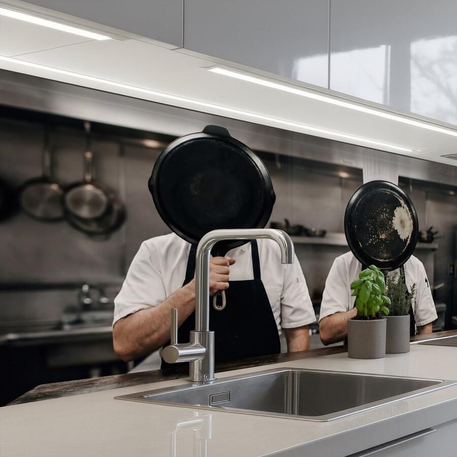 KitchenYeah Keuken achterwand 150x80 cm Spatscherm zelfklevend Koks Koekenpannen Keuken Muurbeschermer Spatwand fornuis