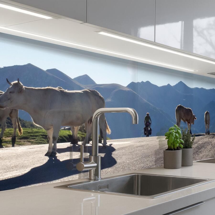 KitchenYeah Keuken achterwand 200x60 cm Spatscherm zelfklevend Schotse hooglander Licht Berg Natuur Muurbeschermer Spatwand fornuis