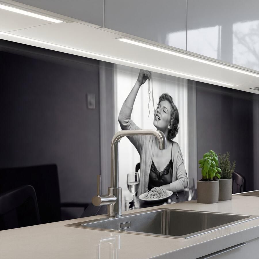 KitchenYeah Keuken achterwand 250x60 cm Spatscherm zelfklevend Vrouw Spaghetti Zwart Wit Muurbeschermer Spatwand fornuis