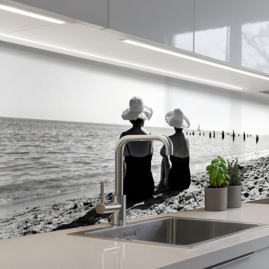 KitchenYeah Keuken achterwand 250x60 cm Spatscherm zelfklevend Vrouwen Zonnehoed Strand Zwart Wit Muurbeschermer Spatwand fornuis