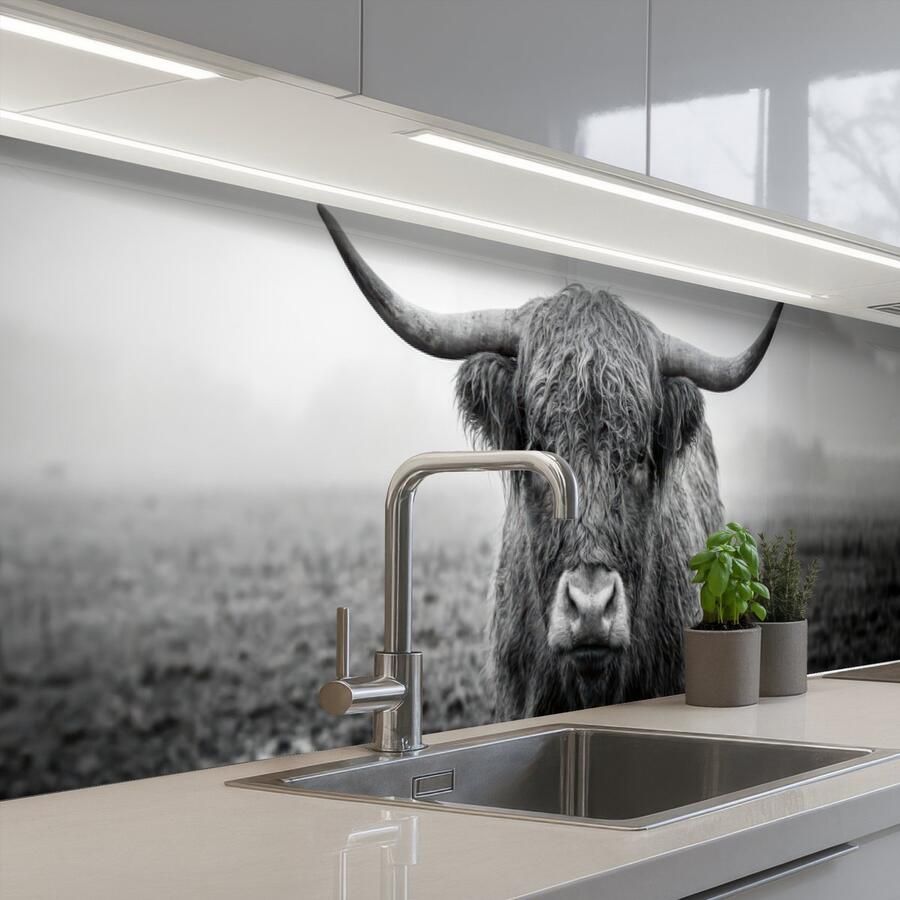 KitchenYeah Keuken achterwand 400x80 cm Spatscherm zelfklevend Schotse hooglander Zwart Wit Gras Muurbeschermer Spatwand fornuis