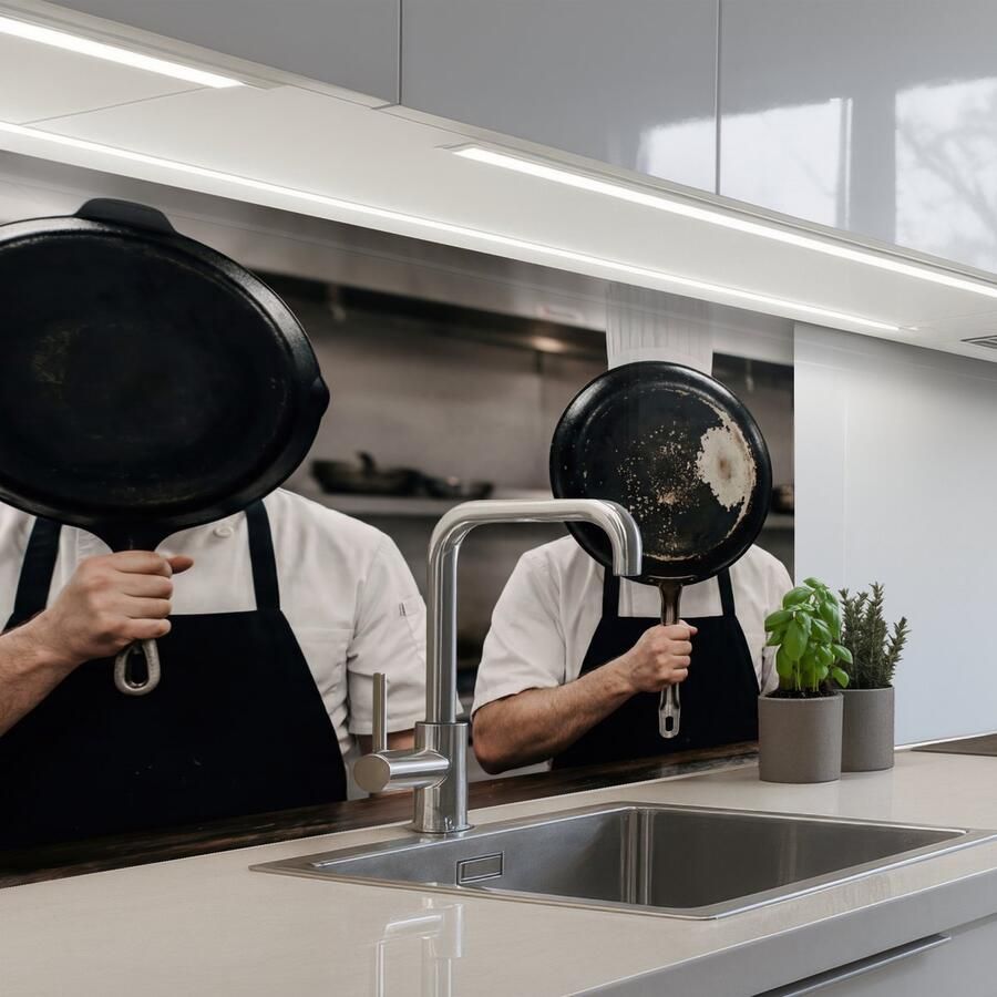 KitchenYeah Keuken achterwand 80x60 cm Spatscherm zelfklevend Koks Koekenpannen Keuken Muurbeschermer Spatwand fornuis