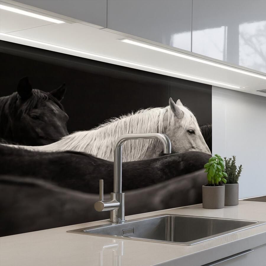 KitchenYeah Keuken achterwand 80x60 cm Spatscherm zelfklevend Paarden Zwart Wit Kudde Muurbeschermer Spatwand fornuis