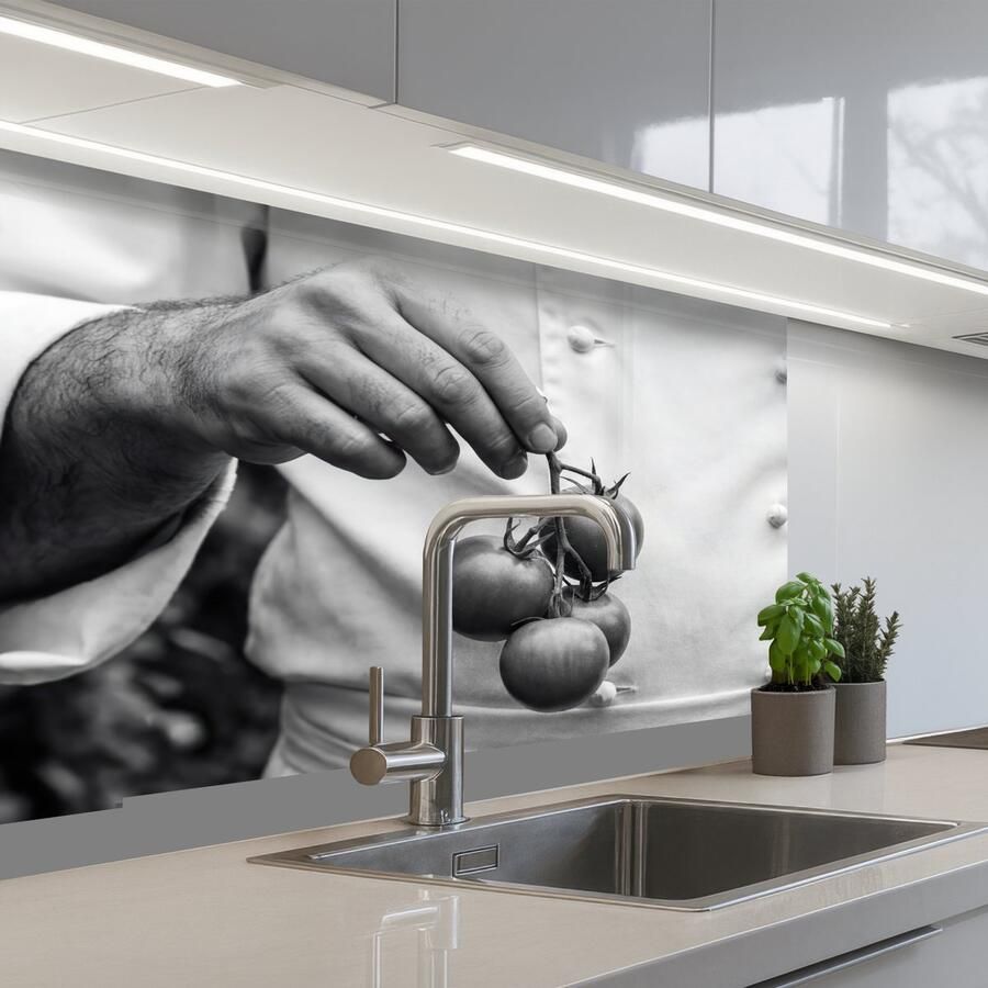 KitchenYeah Keuken achterwand 80x60 cm Spatscherm zelfklevend Tomaten Chef Zwart Wit Muurbeschermer Spatwand fornuis