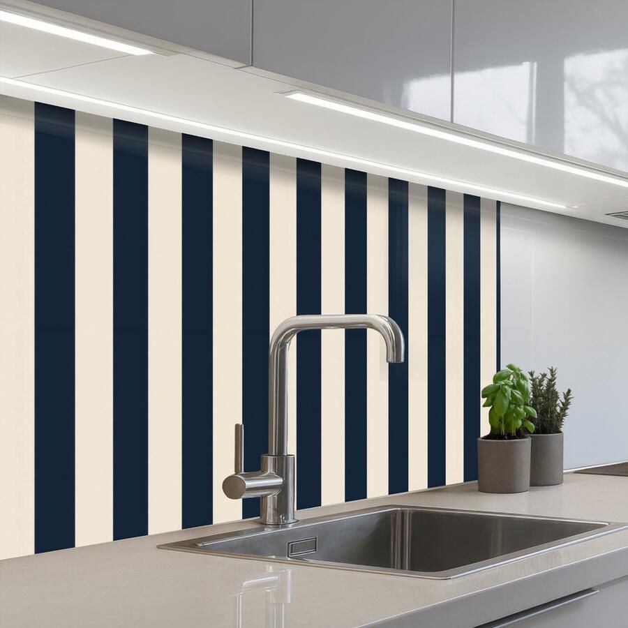 KitchenYeah Keuken achterwand 80x60 cm Spatscherm zelfklevend Verticale strepen Blauw Crème Muurbeschermer Spatwand fornuis