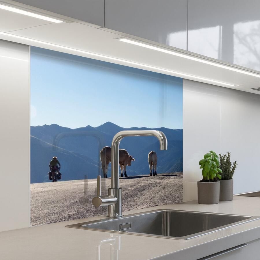 KitchenYeah Keuken achterwand 80x80 cm Spatscherm zelfklevend Schotse hooglander Licht Berg Natuur Muurbeschermer Spatwand fornuis