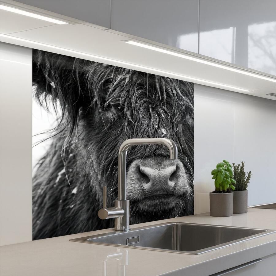 KitchenYeah Keuken achterwand 80x80 cm Spatscherm zelfklevend Schotse hooglander Zwart Wit Sneeuwvlokken Muurbeschermer Spatwand fornuis