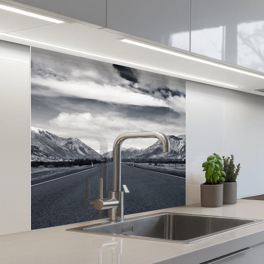 KitchenYeah Keuken achterwand 80x80 cm Spatscherm zelfklevend Zwart wit Berg Weg Muurbeschermer Spatwand fornuis