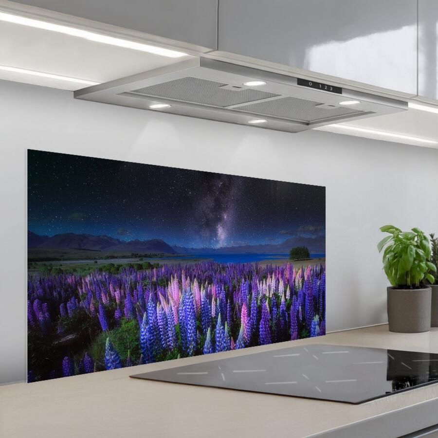 KitchenYeah Spatscherm 100x50 cm Zelfklevende achterwand Bloemen Nacht Lupine Sterrenhemel Paars Natuur Keuken muurbeschermer Spatwand fornuis