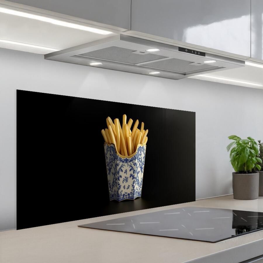 KitchenYeah Spatscherm 100x50 cm Zelfklevende achterwand Friet Porselein Delfts blauw Eten Keuken muurbeschermer Spatwand fornuis