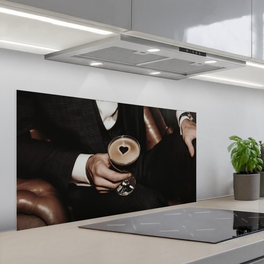 KitchenYeah Spatscherm 100x50 cm Zelfklevende achterwand Hartje Cocktail Espresso Martini Hand Keuken muurbeschermer Spatwand fornuis