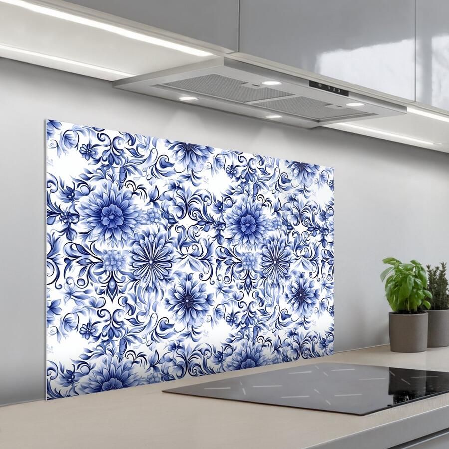 KitchenYeah Spatscherm 100x65 cm Zelfklevende achterwand Bloemen Blauw Patroon Wit Keuken muurbeschermer Spatwand fornuis