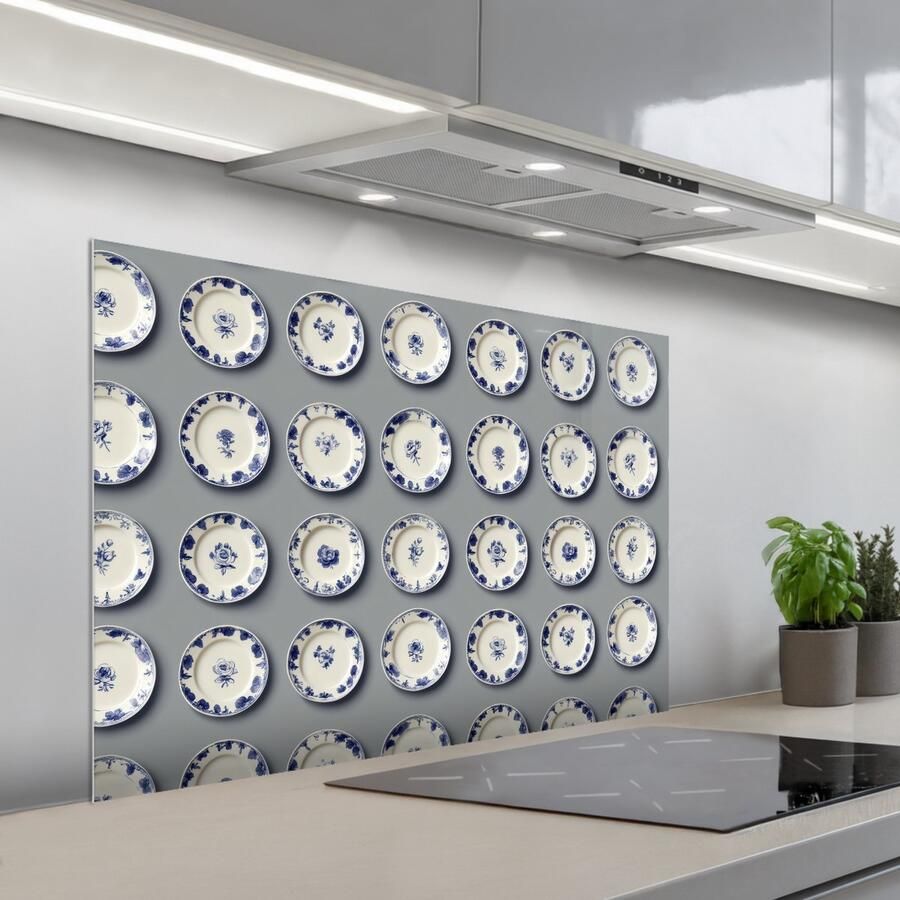 KitchenYeah Spatscherm 100x65 cm Zelfklevende achterwand Borden Bloemen Blauw Wit Keuken muurbeschermer Spatwand fornuis