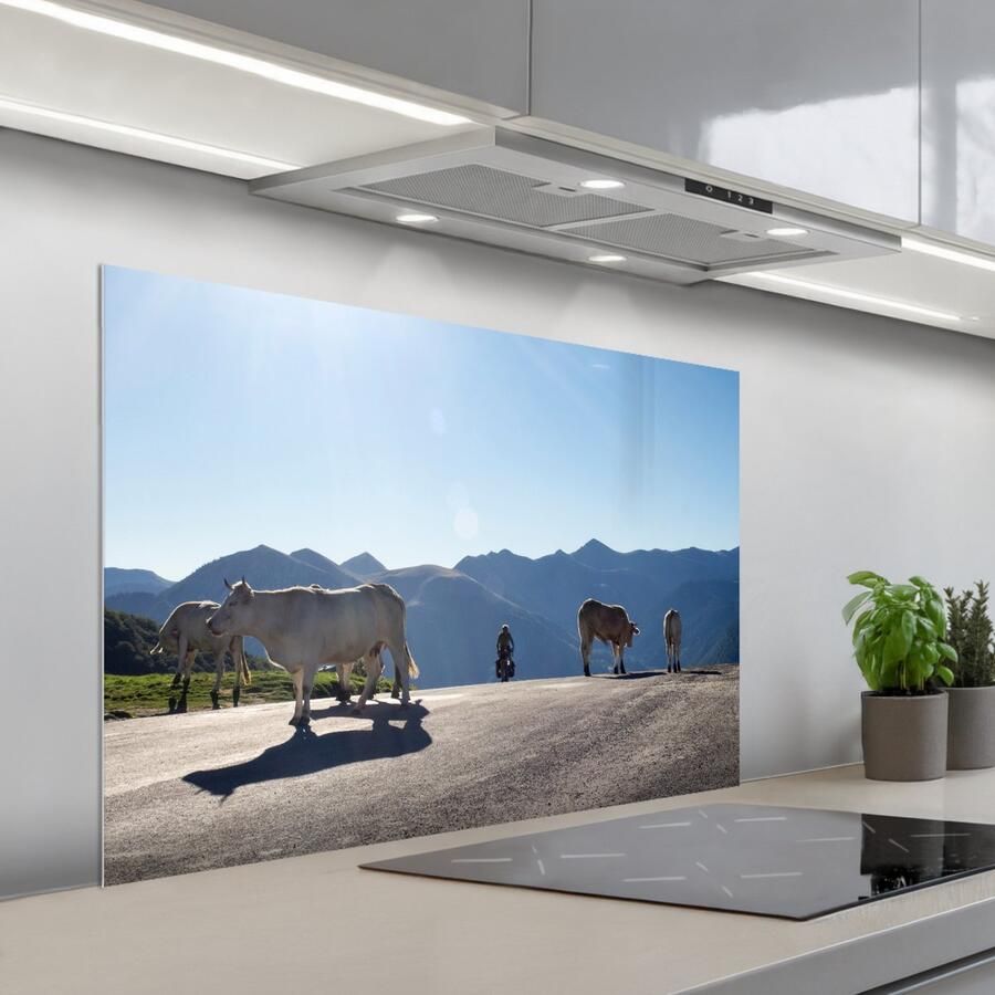 KitchenYeah Spatscherm 100x65 cm Zelfklevende achterwand Schotse hooglander Licht Berg Natuur Keuken muurbeschermer Spatwand fornuis