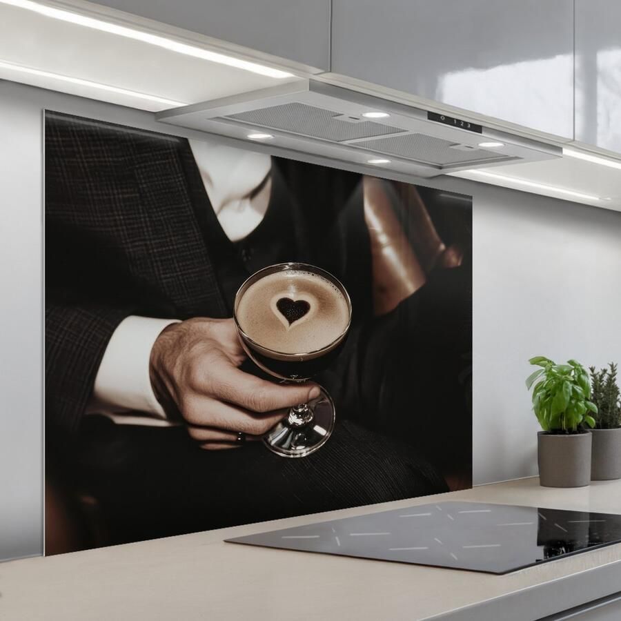 KitchenYeah Spatscherm 100x75 cm Zelfklevende achterwand Hartje Cocktail Espresso Martini Hand Keuken muurbeschermer Spatwand fornuis