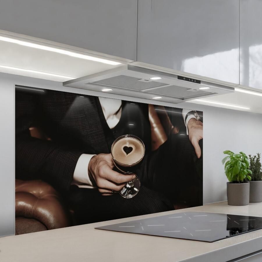KitchenYeah Spatscherm 120x60 cm Zelfklevende achterwand Hartje Cocktail Espresso Martini Hand Keuken muurbeschermer Spatwand fornuis