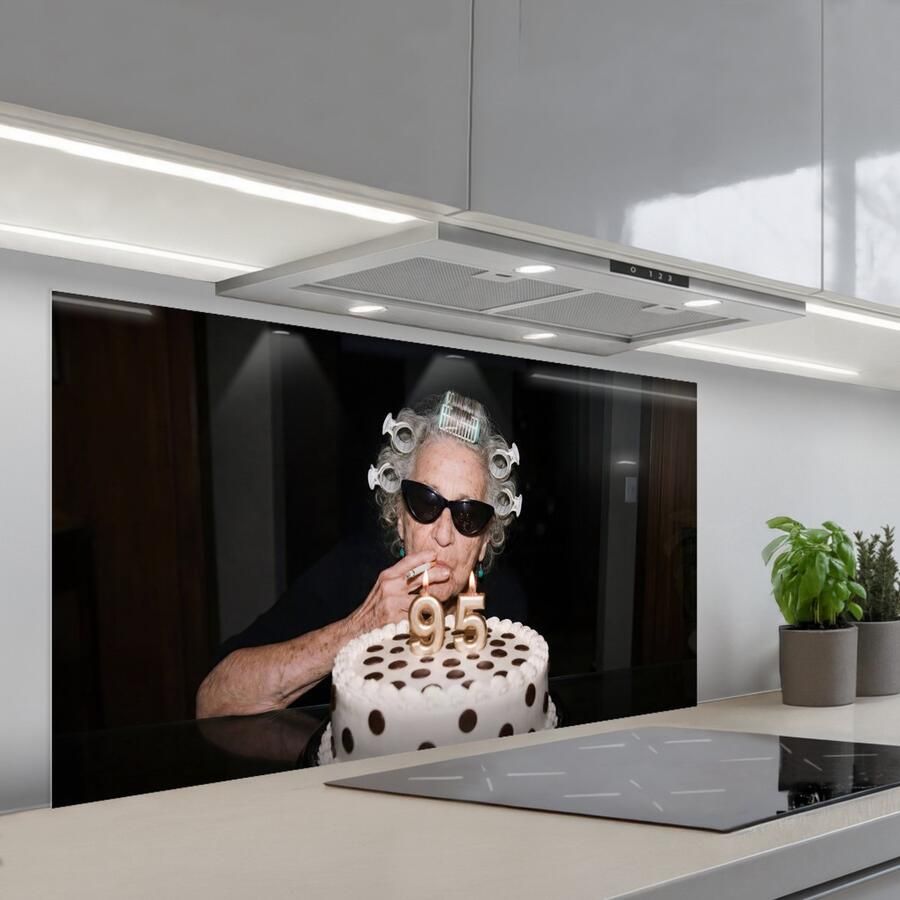 KitchenYeah Spatscherm 120x60 cm Zelfklevende achterwand Verjaardag Krulspeld Oma Keuken muurbeschermer Spatwand fornuis