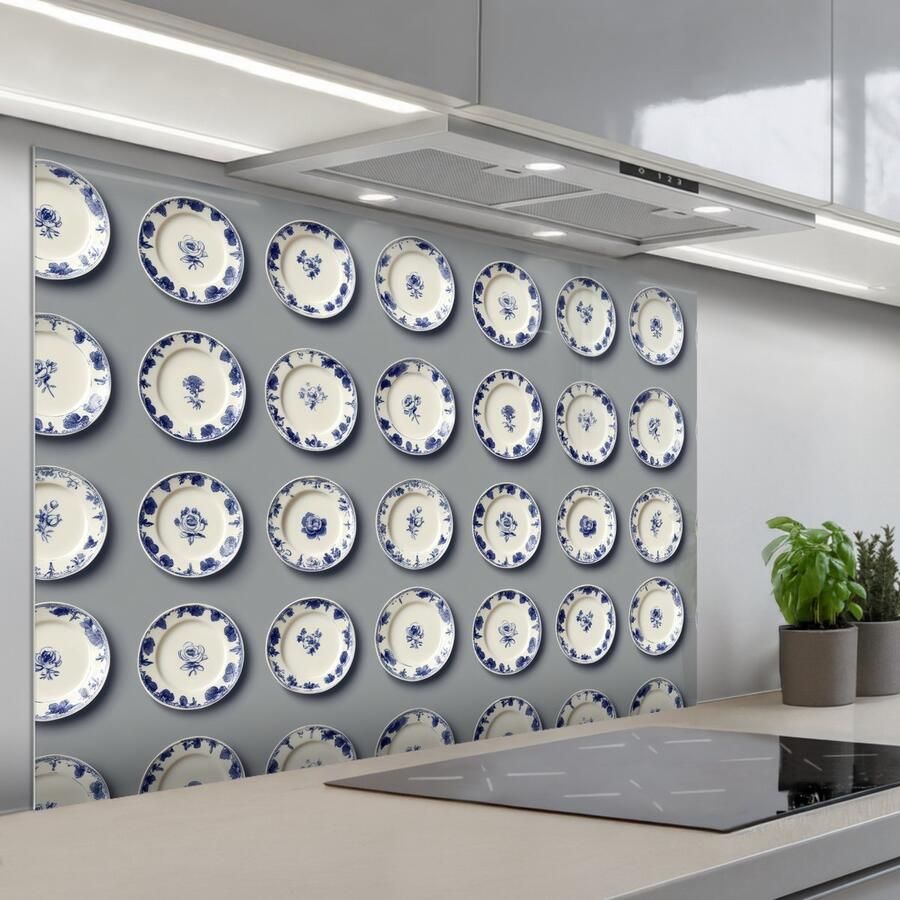 KitchenYeah Spatscherm 120x80 cm Zelfklevende achterwand Borden Bloemen Blauw Wit Keuken muurbeschermer Spatwand fornuis