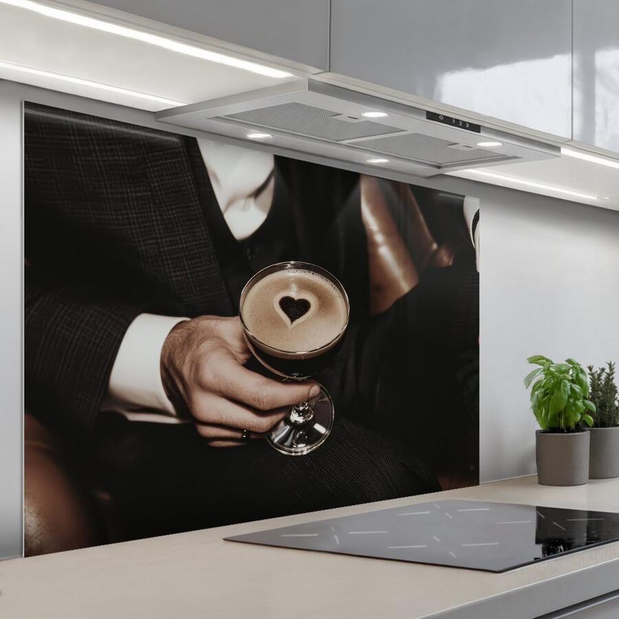 KitchenYeah Spatscherm 120x80 cm Zelfklevende achterwand Hartje Cocktail Espresso Martini Hand Keuken muurbeschermer Spatwand fornuis