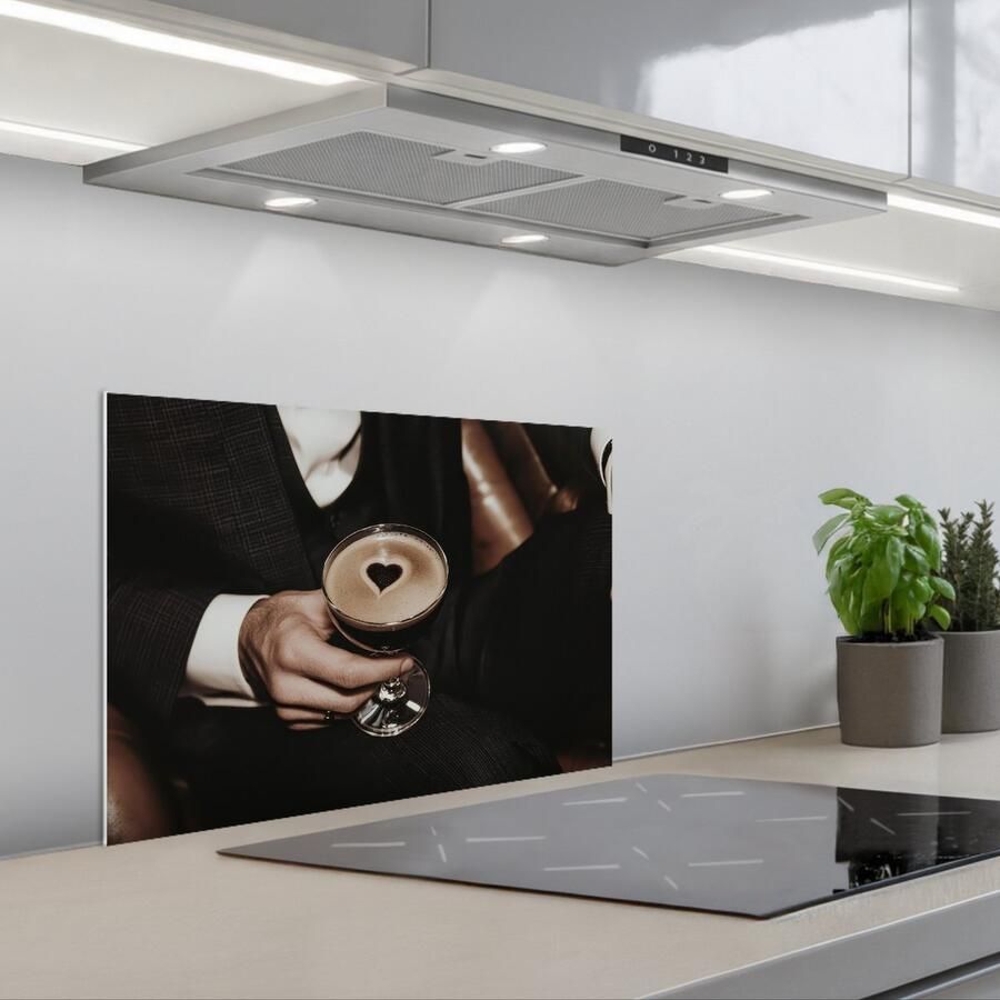 KitchenYeah Spatscherm 60x40 cm Zelfklevende achterwand Hartje Cocktail Espresso Martini Hand Keuken muurbeschermer Spatwand fornuis