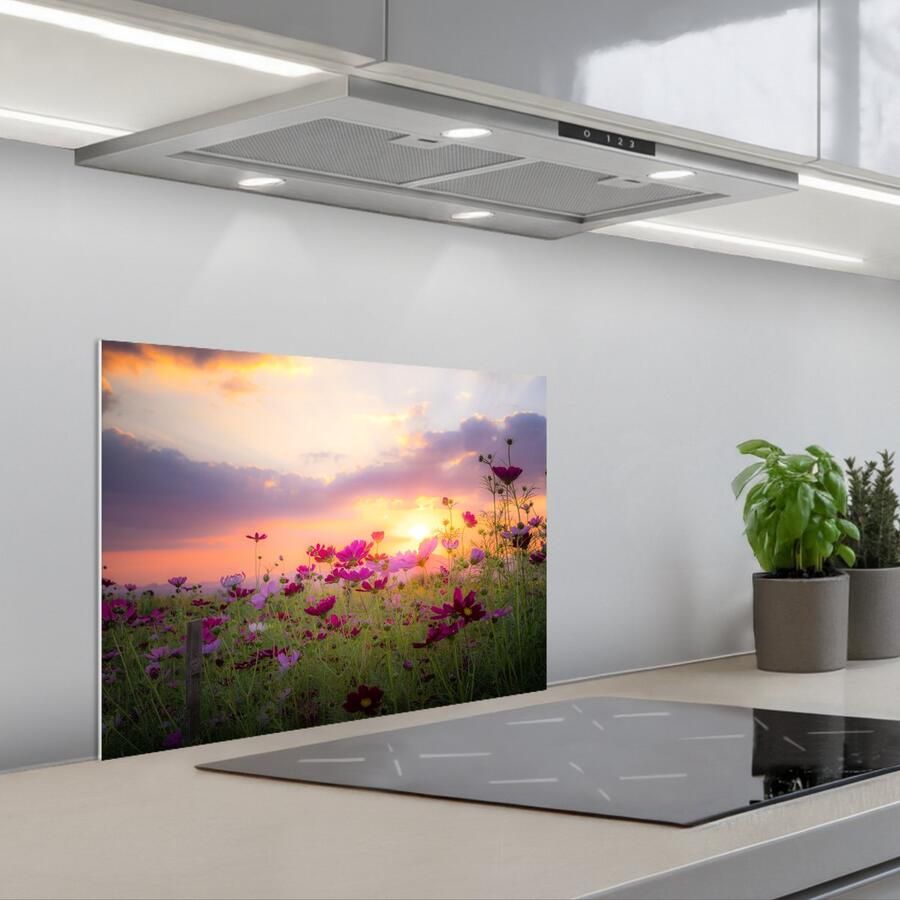 KitchenYeah Spatscherm 60x45 cm Zelfklevende achterwand Bloemen Roze Zonsondergang Natuur Weide Horizon Keuken muurbeschermer Spatwand fornuis