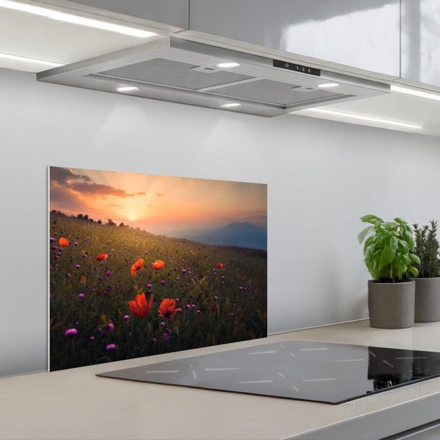 KitchenYeah Spatscherm 60x45 cm Zelfklevende achterwand Bloemenveld Gras Bloemen Planten Zonsondergang Oranje Keuken muurbeschermer Spatwand fornuis