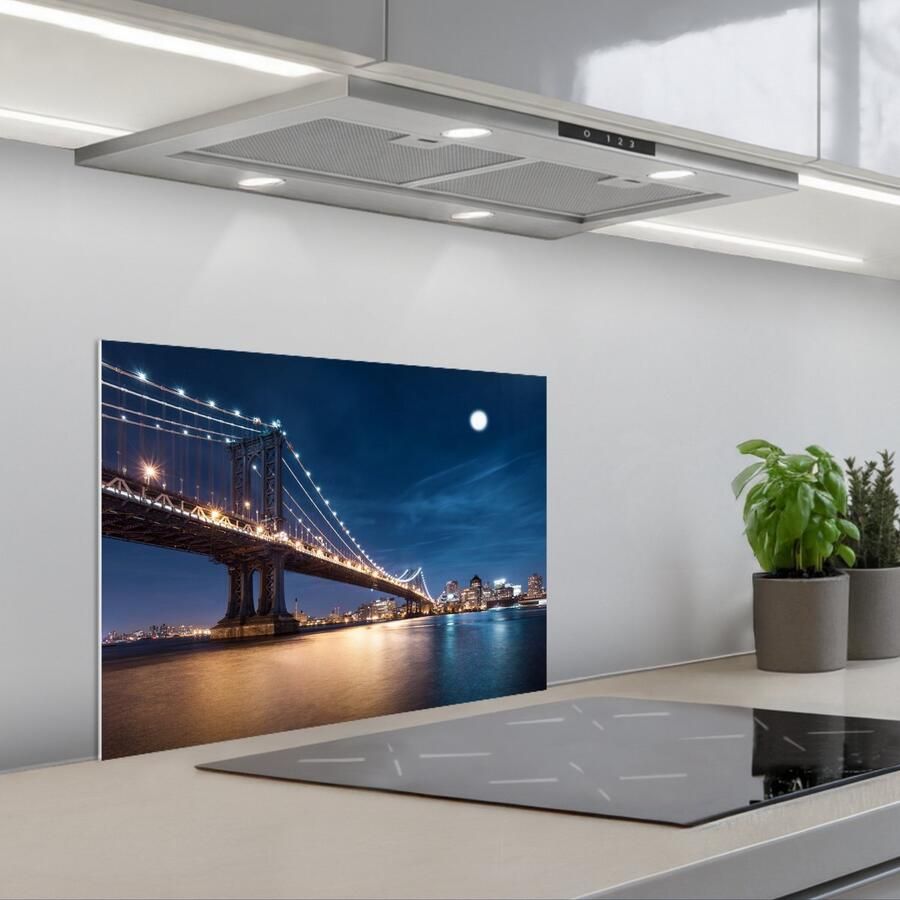 KitchenYeah Spatscherm 60x45 cm Zelfklevende achterwand Brug Licht Avond Meer Blau Stad Keuken muurbeschermer Spatwand fornuis