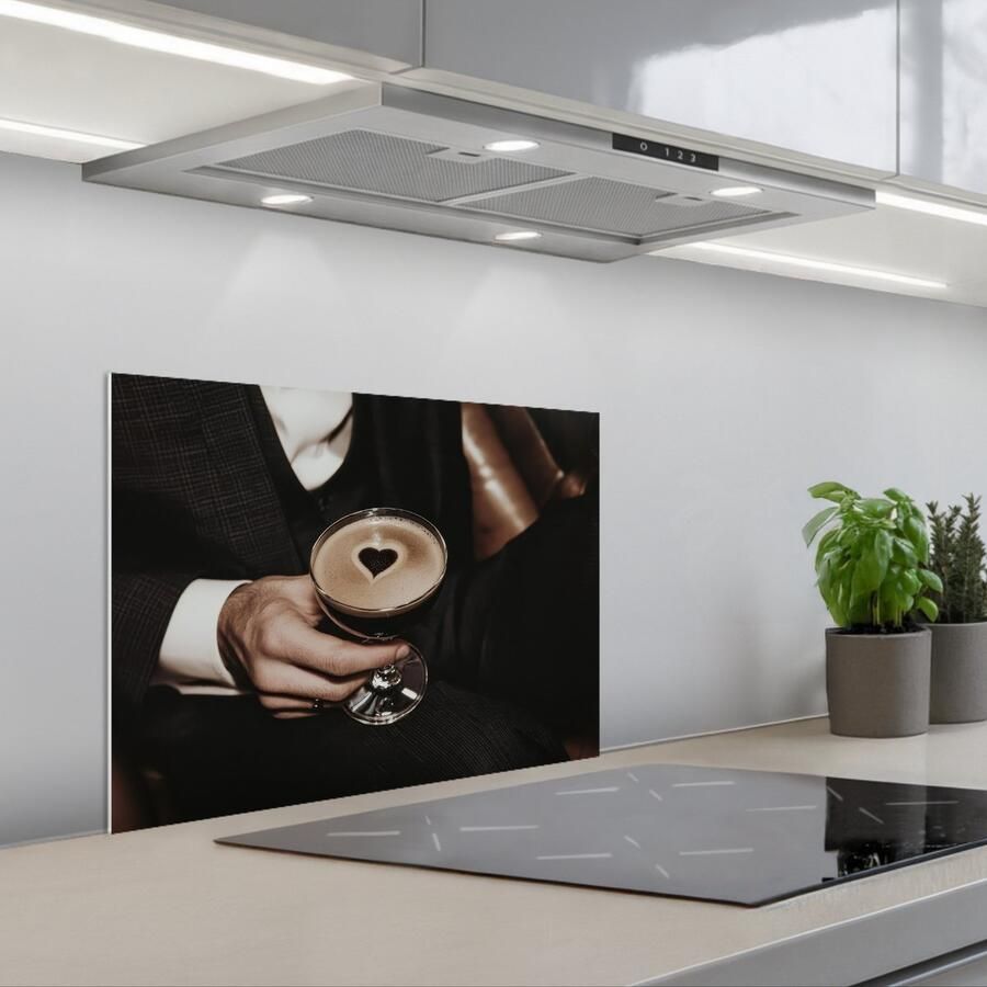 KitchenYeah Spatscherm 60x45 cm Zelfklevende achterwand Hartje Cocktail Espresso Martini Hand Keuken muurbeschermer Spatwand fornuis
