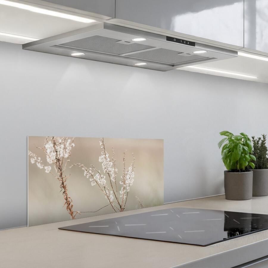 KitchenYeah Spatscherm 70x30 cm Zelfklevende achterwand Bloemen Wit Planten Keuken muurbeschermer Spatwand fornuis