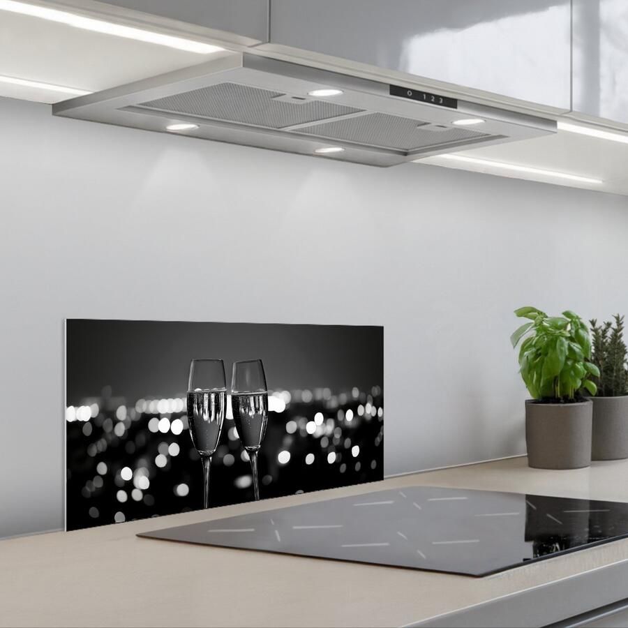 KitchenYeah Spatscherm 70x30 cm Zelfklevende achterwand Bubbels Proosten Champagneglazen Stadslichten Keuken muurbeschermer Spatwand fornuis