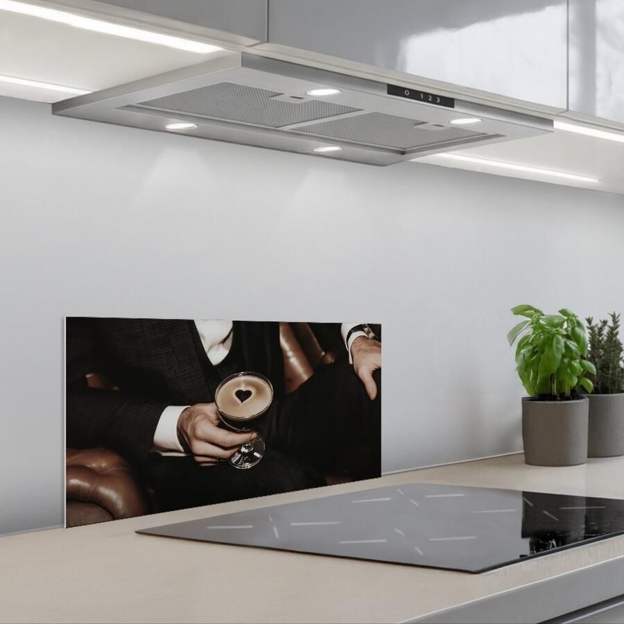 KitchenYeah Spatscherm 60x30 cm Zelfklevende achterwand Hartje Cocktail Espresso Martini Hand Keuken muurbeschermer Spatwand fornuis
