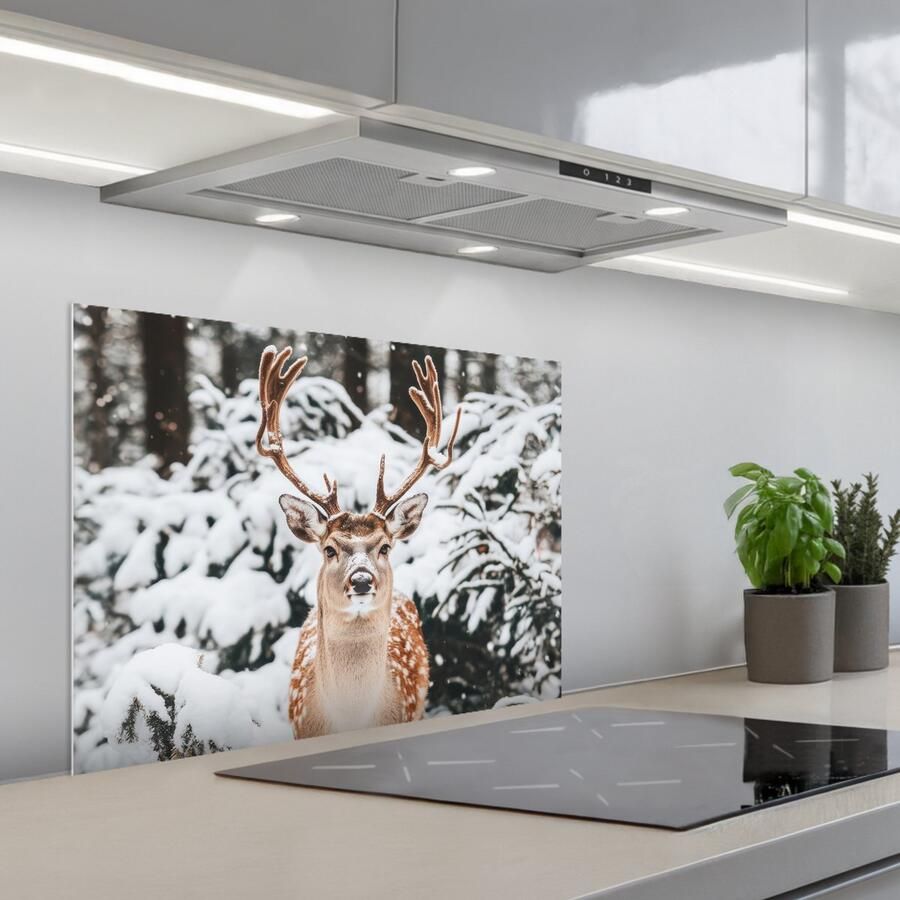 KitchenYeah Spatscherm 70x55 cm Zelfklevende achterwand Hert Sneeuw Winter Bos Dieren Keuken muurbeschermer Spatwand fornuis